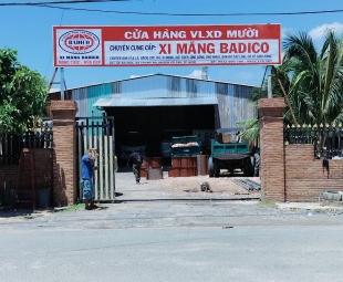 THI CÔNG BẢNG TÔN DECAL, XI MĂNG BADICO