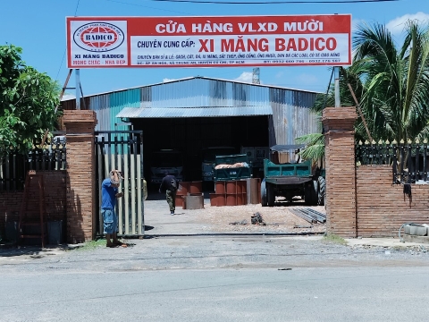 THI CÔNG BẢNG TÔN DECAL, XI MĂNG BADICO